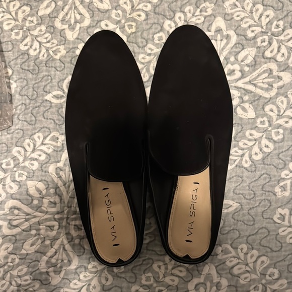 Via Spiga Elegant Black Slip-Ons - Picture 1 of 7